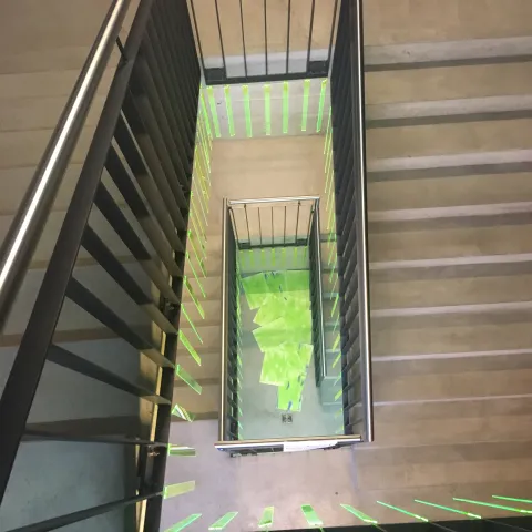 Frühling erwacht - Installation mit 90 Stk Plexiglas Stäbchen